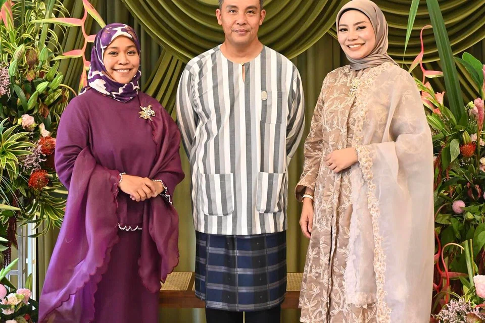 Pameran baju pengantin ‘Gemilang’, anjuran Full Circle Events, menampilkan 18 rekaan busana songket pengantin dalam pelbagai tafsiran tradisional dan moden. (Dari kiri) Pengasas The Wedding Brocade, Cik Siti Khadijah Ibrahim; pengasas bersama Putih Bridal, Encik Mohamad Syahrill Ahmad; dan pengasas Aura Blush Wedding Gallery, Cik Nur Zayanah Zainal.