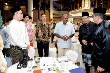 RAKAN DOKTOR: Acara Syawal Muhibah diserikan juga dengan kehadiran anggota Persatuan Karyawan Penjagaan Kesihatan Islam (MHPA) seperti (dari kiri) pakar perbidanan dan sakit puan Hospital Raffles, Dr Jazlan Joosoph; Profesor Madya Dr Fatimah Lateef (Anggota Parlimen GRC Marine Parade); Timbalan Pengarah Perubatan di Hospital Raffles, Profesor Madya Abdul Razakjr Omar; Presiden MHPA yang juga Pengarah Banyan Clinic, Dr Zuraimi Mohamed Dahlan; dan Pengarah Perubatan Myhealth Medical Centre, Dr Saiful Nizam Subari. -- Foto BM oleh KHALID BABA