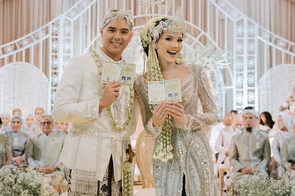 Anak penyanyi rok Ahmad Dhani sekali gus selebriti, Ahmad Al Ghazali, menamatkan zaman bujang bersama perawagati kacukan Perancis-Indonesia, Alyssa Daguise, pada 16 Jun di Jakarta, Indonesia.
