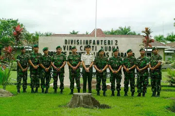 KONGSI PENGALAMAN: Encik Chan (tengah) semasa serangan 9/11 sekitar 20 tahun lalu merupakan Atase Tentera ke Indonesia yang ketika itu sedang mengharungi laluan pasca era Suharto. - Foto CHAN CHUN SING / FACEBOOK