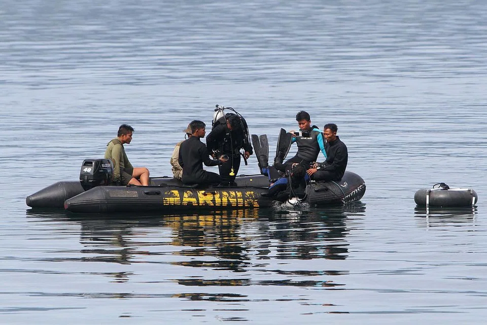 MENCARI DAN MENYELAMAT: Para anggota penyelamat dari angkatan tentera laut Indonesia menjalankan operasi di Danau Toba bagi mencari mangsa kapal yang dipercayai lemas menyusuli tragedi kelautan paling buruk dalam sejarah negara itu yang berlaku pada 18 Jun lalu. - Foto AFP