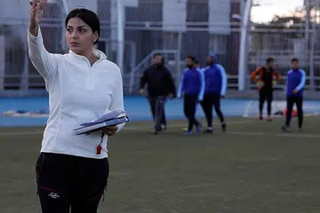 JALANKAN TUGAS DENGAN YAKIN: Maha Jannoud memberi arahan kepada para pemain kelab bola sepak lelaki Syria, al-Muhafaza, dalam satu sesi latihan. - Foto AFP