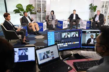 BINA KEYAKINAN: (Dari kiri) Koresponden ST, Encik Yeo Sam Jo, Encik Viswa Sadasivan, Dr June Tay, Encik Warren Fernandez dan Profesor Dale Fisher dalam perbincangan yang diadakan di bilik berita The Straits Times (ST) sempena Hari Berita Sedunia mengenai peranan syarikat media di tengah-tengah pandemik Covid-19. - Foto BH oleh DESMOND FOO