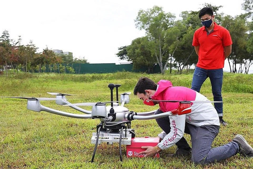 DRON HANTAR AYAM PENYET: Foodpanda menguji khidmat penghantaran makanan menerusi dron, pandaFly, yang akan melengkapi rangkaian penunggang Foodpanda yang sedia ada. - FOTO ST ENGINEERING