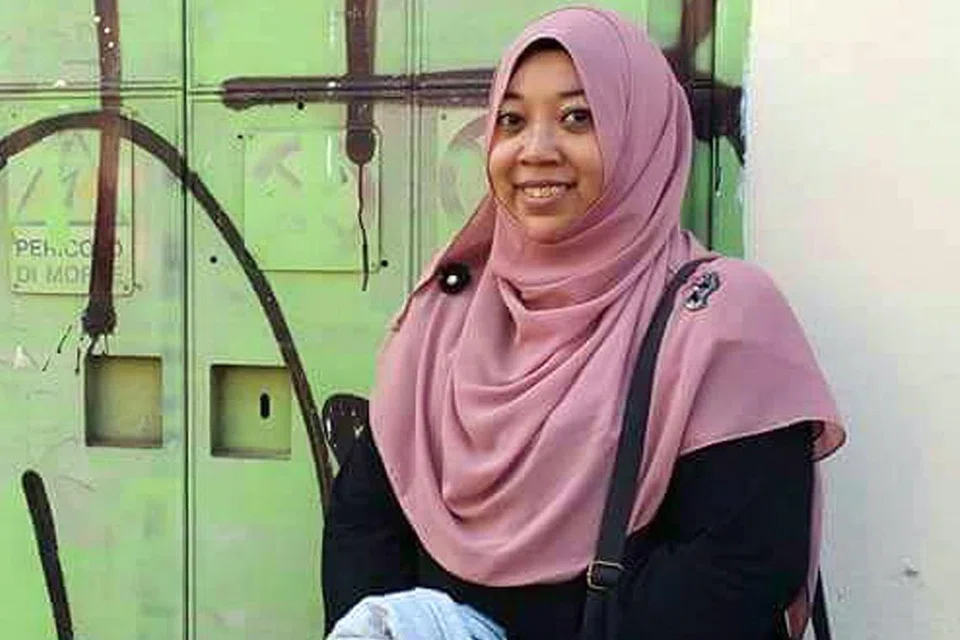 GIAT BERKHIDMAT DAN BERDAKWAH: Allahyarhamha Ustazah Nur Masreena giat bersama kumpulan dakwah wanita Nur Az-Zahra' SG, yang terdiri daripada bekas pelajar Singapura pusat pembelajaran Islam Dar Az-Zahra', di Tarim, Yaman. - Foto FACEBOOK PERGAS