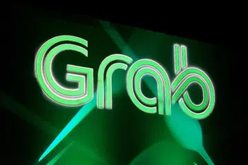 PERKUKUH KEUPAYAAN DIGITAL: Grab dan Microsoft mahu memperkukuh keupayaan digital hingga 5,000 pemandu sewa privet dan penghantar makanan menjelang akhir 2021. Seramai 250 pelajar akan diberi latihan dalam kemahiran berhubung kecerdasan buatan (AI), dan Grab bercadang mengambil pelajar terbaik sebagai pekerja sepenuh masa, - Foto fail