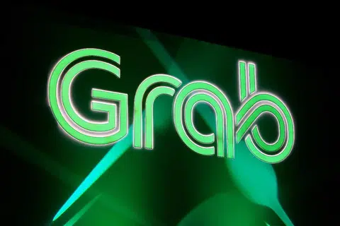 PERKUKUH KEUPAYAAN DIGITAL: Grab dan Microsoft mahu memperkukuh keupayaan digital hingga 5,000 pemandu sewa privet dan penghantar makanan menjelang akhir 2021. Seramai 250 pelajar akan diberi latihan dalam kemahiran berhubung kecerdasan buatan (AI), dan Grab bercadang mengambil pelajar terbaik sebagai pekerja sepenuh masa, - Foto fail