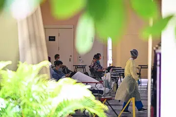 TEMPAT SEMENTARA: Kakitangan Hospital Tan Tock Seng menjalankan tugas di sebuah kawasan sementara yang terletak berdekatan jabatan kecemasan hospital tersebut. - Foto BH oleh LIM YAOHUI