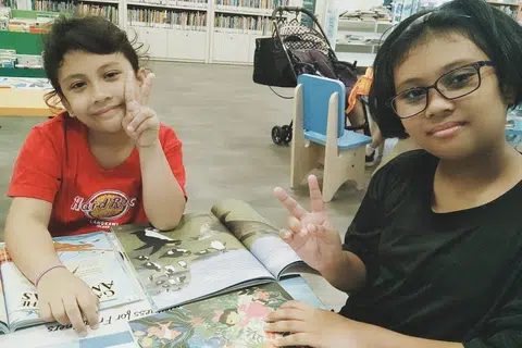 SEMAKIN CEKAP: Kaedah pembelajaran KMM berjaya meningkatkan kemahiran Matematik Nur Alesya Mohammad Fauzy, lapan tahun (kanan), dan Nur Zafirah Mohammad Fauzy, enam tahun.