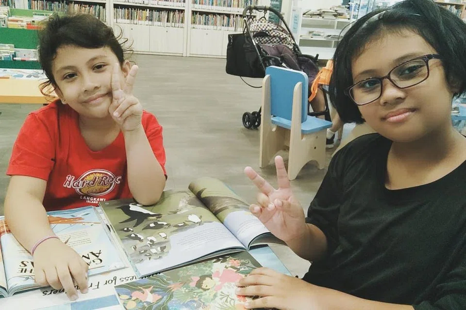 SEMAKIN CEKAP: Kaedah pembelajaran KMM berjaya meningkatkan kemahiran Matematik Nur Alesya Mohammad Fauzy, lapan tahun (kanan), dan Nur Zafirah Mohammad Fauzy, enam tahun.
