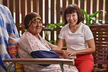 KONGSI PENGALAMAN: Cik Noorlinah Mohamed bersama ibunya Cik BeeBee Mohamed Salam. Cik Noorlinah mahu mengongsi pengalaman beliau menjaga ibunya yang menghidap dimensia di Sidang Bulan Alzheimer Sedunia Sabtu ini. - Foto BH oleh DESMOND WEE