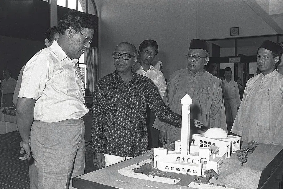 CERGAS DI MASJID: (Dari kiri) Dr Ahmad Mattar, mantan Menteri Bertanggungjawab bagi Ehwal Masyarakat Islam; bersama mantan Presiden Devan Nair; Cikgu Ariff, pengerusi Jawatankuasa Pembinaan Masjid Al-Muttaqin; dan Cikgu Shafawi Ahmad serta Encik Sidek Saniff (belakang). - Foto fail