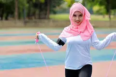 Puasa seharusnya tidak menjadi halangan untuk anda tetap melakukan senaman demi menjaga kecergasan badan. Bersenam ketika berpuasa juga boleh menjadi peluang bagi anda untuk lebih banyak membakar kalori agar dapat menurunkan berat badan.