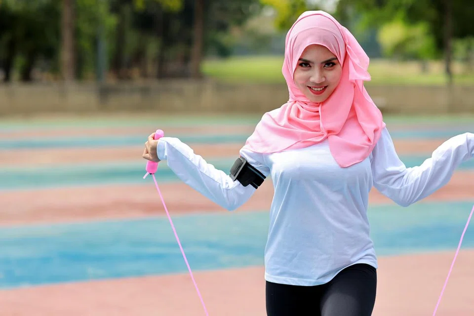 Puasa seharusnya tidak menjadi halangan untuk anda tetap melakukan senaman demi menjaga kecergasan badan. Bersenam ketika berpuasa juga boleh menjadi peluang bagi anda untuk lebih banyak membakar kalori agar dapat menurunkan berat badan.