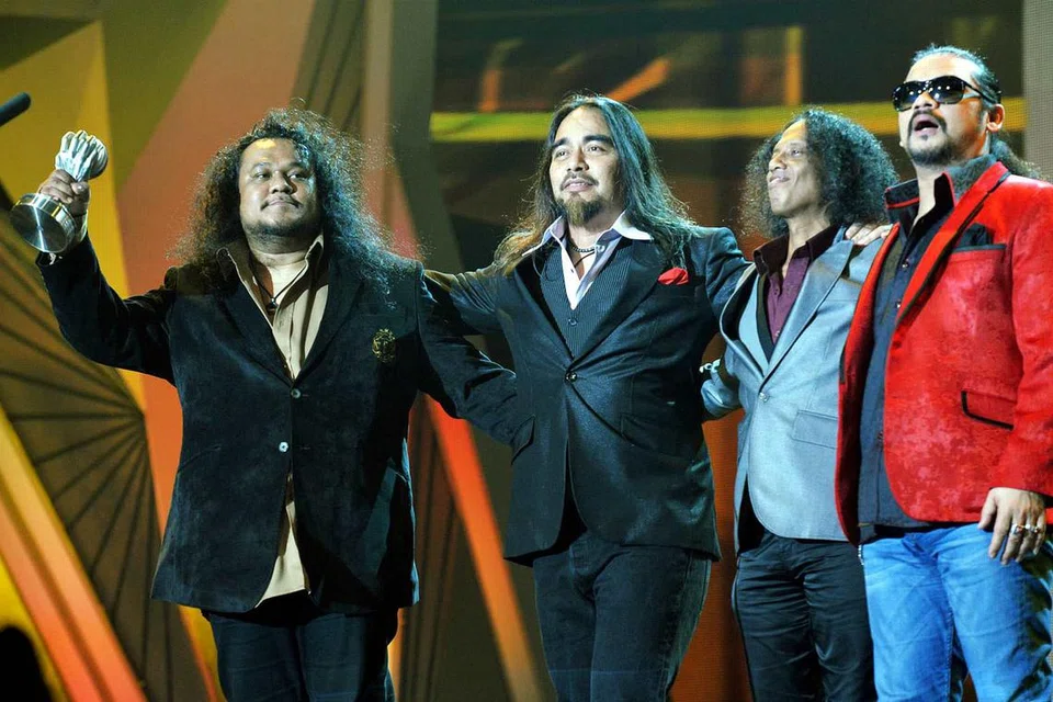 ARTIS VETERAN YANG DICALON: Artis veteran dan kumpulan lama yang dicalon menyaingi beberapa anugerah pada Anugerah Bintang Popular Berita Harian ke-29 (ABPBH 29) pada Mei ini termasuk Wings dan anggota kumpulan itu Awie (gambar atas), serta pelakon wanita veteran Erma Fatima. - Foto fail