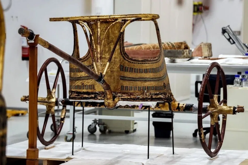 Kereta kuda emas milik Firaun Tutankhamun sedang melalui proses pemulihan di makmal pemulihan Muzium Agung Mesir (GEM) yang baharu dibina di Giza.