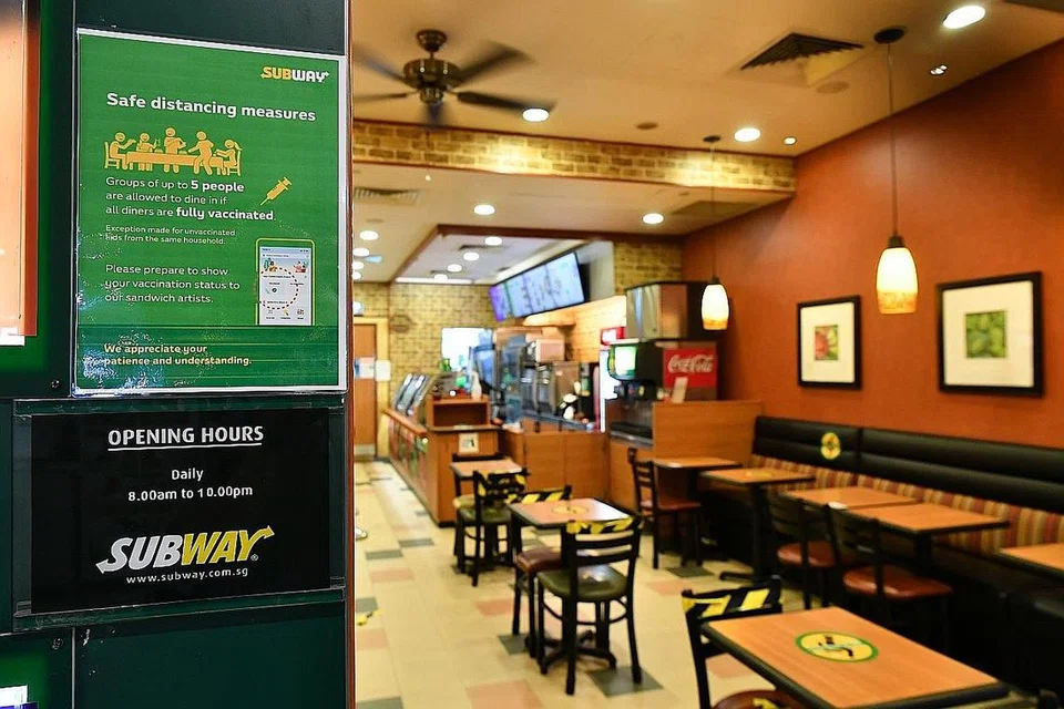 SEKATAN DILONGGAR: Bermula semalam, penduduk Singapura boleh menjamu selera di luar hingga lima orang jika sudah divaksin sepenuhnya. - Foto BH oleh LIM YAOHUI