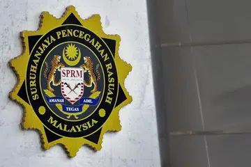 Sepanjang 13 bulan pentadbiran Perdana Menteri Malaysia Datuk Seri Anwar Ibrahim, SPRM merekodkan kejayaan menyiasat isu rasuah berprofil tinggi membabitkan pemimpin politik dan bekas pemimpin negara dipercayai menyalahgunakan kedudukan ketika mentadbir negara untuk mengumpul kekayaan luar biasa.