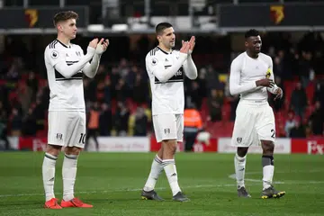 KELUAR LIGA: Pemain Fulham, Tom Cairney (kiri) dan Aleksandar Mitrovic (tengah) kelihatan hampa selepas pasukan itu diturunkan ke Liga Kejuaraan pada musim akan datang menyusuli kekalahan terbaru mereka kepada Watford. - Foto REUTERS 