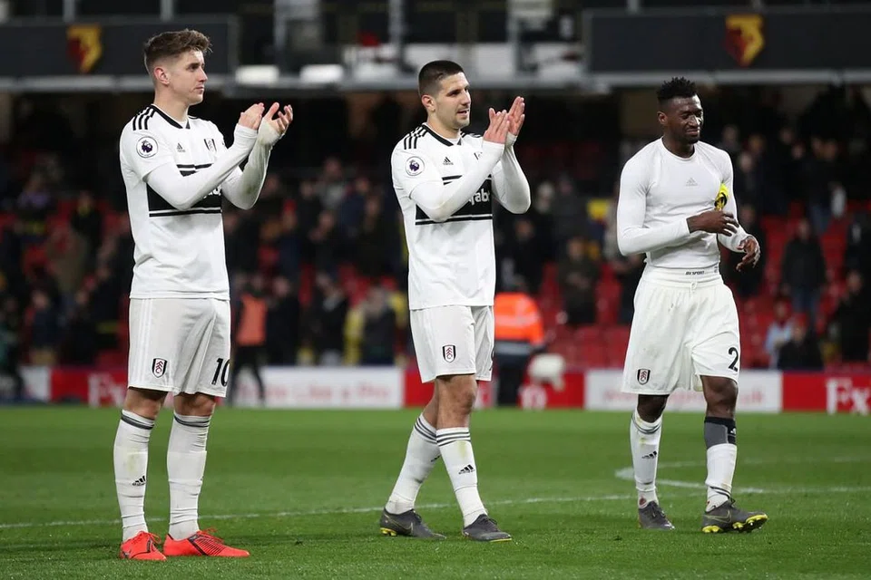 KELUAR LIGA: Pemain Fulham, Tom Cairney (kiri) dan Aleksandar Mitrovic (tengah) kelihatan hampa selepas pasukan itu diturunkan ke Liga Kejuaraan pada musim akan datang menyusuli kekalahan terbaru mereka kepada Watford. - Foto REUTERS 