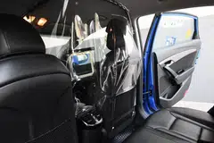 PELINDUNG KESELAMATAN: Disebut 'Perisai V', perisai buatan tempatan telah didaftarkan hakciptanya oleh Moove Media. Berukuran 1m x 0.7m x 0.6m, 'Perisai V' melindungi seluruh kabin pemandu, dan mempunyai dua "tingkap" bukaan untuk penumpang membuat pembayaran. 