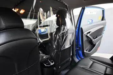 PELINDUNG KESELAMATAN: Disebut 'Perisai V', perisai buatan tempatan telah didaftarkan hakciptanya oleh Moove Media. Berukuran 1m x 0.7m x 0.6m, 'Perisai V' melindungi seluruh kabin pemandu, dan mempunyai dua "tingkap" bukaan untuk penumpang membuat pembayaran. 
