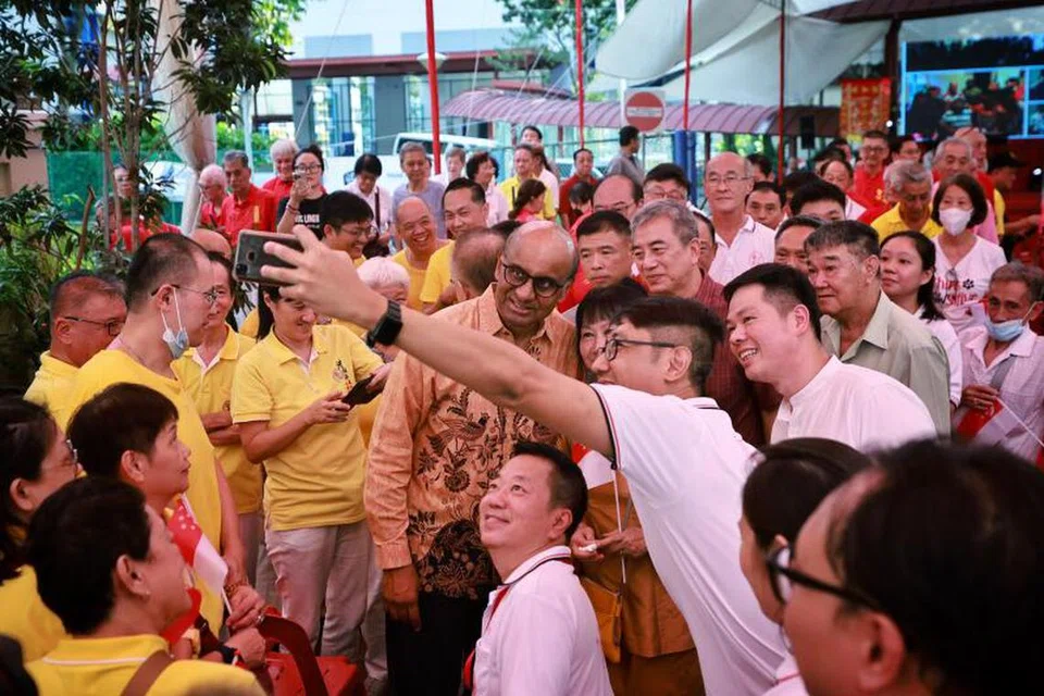 BERAMAH MESRA: Mantan Menteri Kanan merangkap Menteri Penyelaras bagi Dasar Sosial, Encik Tharman Shanmugaratnam (berbaju batik), bergambar bersama penganut Taoisme di Kuil Zhen Ren Gong ketika mereka menyambut Pesta Budaya Sheng Gong yang meraikan kepelbagaian budaya.