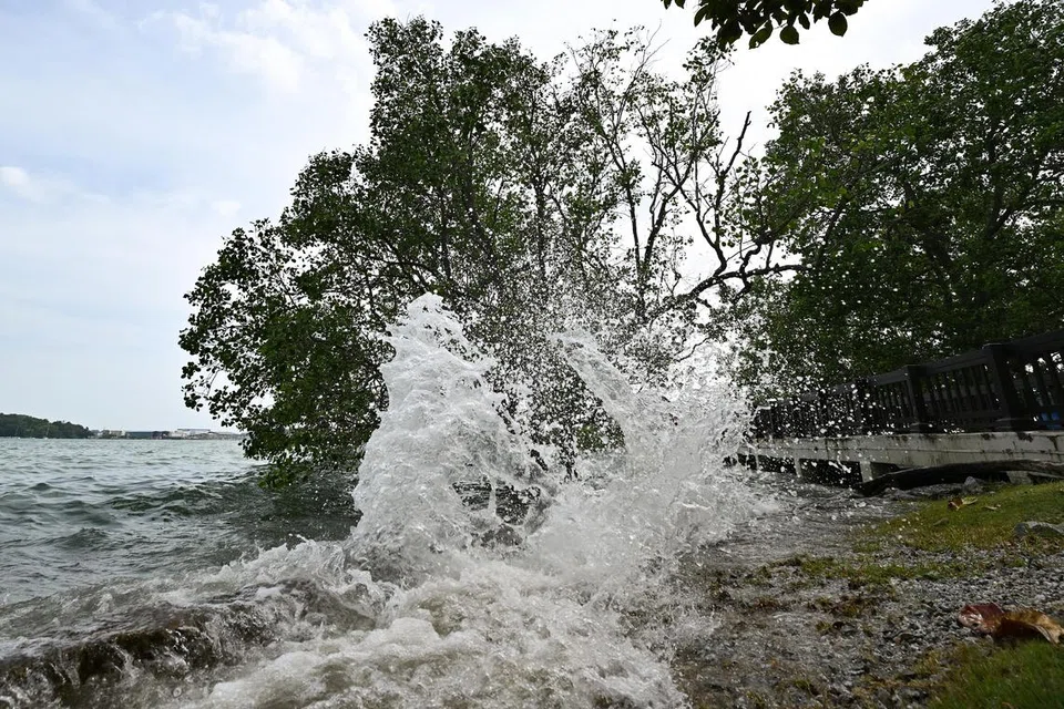 IKTIBAR DARIPADA KEJADIAN ALAM: Ombak yang menghempas batu dan pantai mencipta lautan buih yang tidak terkira banyaknya. Fenomena semula jadi itu boleh mengajar kita satu pengajaran berharga mengenai kekuatan yang boleh dijana daripada perpaduan.