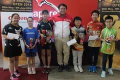 PEMENANG MUDA: (Dari kiri) Ashley Zulkifly Minyi, Lim Shi En, Darlene Kan, Delane Lim (setiausaha agung Persekutuan Bowling Singapura), Darius Huang, Mike Ong dan Lucas Neo bergambar bersama trofi dan hadiah masing-masing. - Foto BH oleh MERLIZA LIM