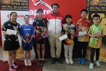 PEMENANG MUDA: (Dari kiri) Ashley Zulkifly Minyi, Lim Shi En, Darlene Kan, Delane Lim (setiausaha agung Persekutuan Bowling Singapura), Darius Huang, Mike Ong dan Lucas Neo bergambar bersama trofi dan hadiah masing-masing. - Foto BH oleh MERLIZA LIM