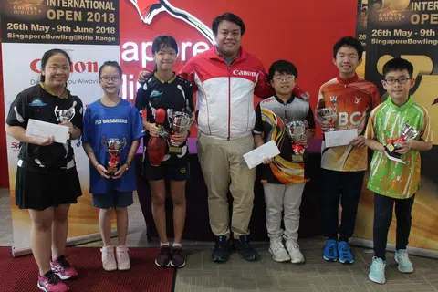 PEMENANG MUDA: (Dari kiri) Ashley Zulkifly Minyi, Lim Shi En, Darlene Kan, Delane Lim (setiausaha agung Persekutuan Bowling Singapura), Darius Huang, Mike Ong dan Lucas Neo bergambar bersama trofi dan hadiah masing-masing. - Foto BH oleh MERLIZA LIM