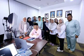 Pengerusi Jawatankuasa Perumahan dan Kerajaan Tempatan Johor, Datuk Mohd Jafni Md Shukor (duduk di hadapan), bersama kakitangannya selepas sesi soal jawab bersama Exco secara dalam talian.