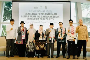 Perwakilan daripada Kementerian Ehwal Luar, Kumpulan Kerja Aqsa (AWG) dan sayap wanita AWG, Maemuna Center Indonesia, bergambar bersama semasa sidang media bagi pembinaan Hospital Wanita dan Kanak-Kanak Indonesia untuk Gaza di Jakarta pada 14 Mac.