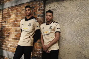 GAYA BARU UNITED: Marcus Rashford (kiri) dan Jesse Lingard menggayakan jersi 'away' baru Manchester United bagi musim 2019/2020.