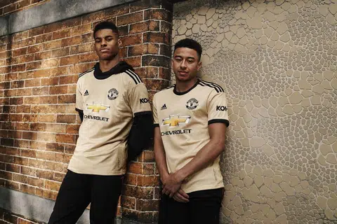 GAYA BARU UNITED: Marcus Rashford (kiri) dan Jesse Lingard menggayakan jersi 'away' baru Manchester United bagi musim 2019/2020.