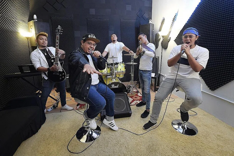 SUARAKAN LUAHAN RASA MASYARAKAT: Last Regiment yang terdiri daripada (dari kiri) Alfie, Flique, Sufi, Acit dan Ehhpull, dalam proses pembikinan lagu Ramadan dan album pertama yang diharap menjadi suara hati masyarakat. - Foto BH oleh ALPHONSUS CHERN