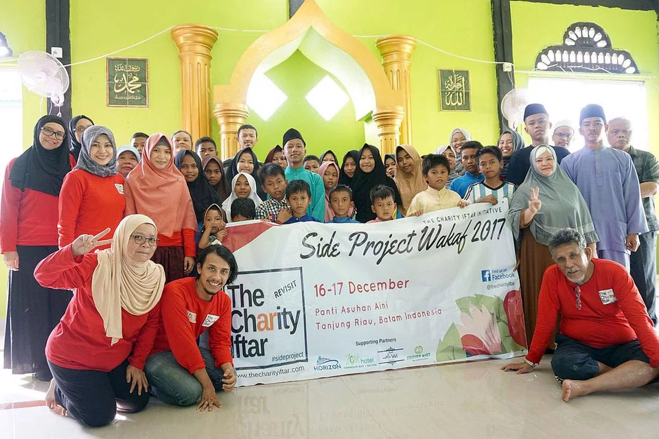 KENANGAN YANG SUKAR DILUPAKAN: Para relawan dan mereka yang menghulurkan dana bergambar bersama para pegawai dan anak-anak Panti Panti Asuhan Aini. - Foto-foto FARHAN HASSAN