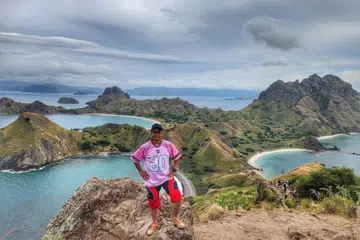 Penulis, Encik Mustaffa Yaakub, menikmati pemandangan dari aras tertinggi di Pulau Padar yang terbentang indah, menakjubkan dan memukau dengan keindahan alamnya yang begitu eksotik dan masih sangat terjaga.