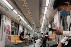 Jumlah penumpang dalam MRT Utara-Selatan menghala ke kawasan bandar berkurangan sejurus sebelum waktu puncak bermula, pada pag 7 April 2020. 