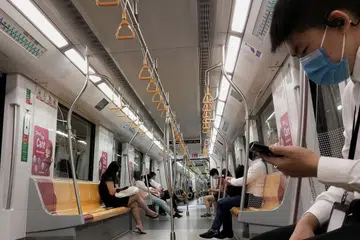 Jumlah penumpang dalam MRT Utara-Selatan menghala ke kawasan bandar berkurangan sejurus sebelum waktu puncak bermula, pada pag 7 April 2020. 