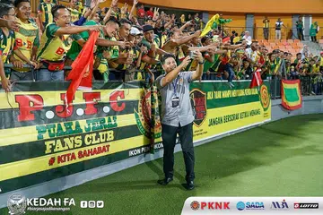MENJADI KEGEMARAN PENYOKONG: Aidil tetap akan mengambil masa berswafoto bersama penyokong Kedah FA selepas salah satu perlawanan mereka kerana menghargai segala sokongan padu yang diberikan kepada pasukannya. - Foto FACEBOOK KEDAH FA