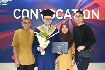 Encik Muhammad Aidil Norshaid (dua dari kiri) menamatkan pengajian ijazah Sarjana Muda dalam bidang Kejuruteraan Elektrik dan Elektronik daripada Universiti Teknologi Nanyang (NTU) yang diikutinya selama empat tahun dengan penajaan subsidi TTFS, dari 2020 hingga 2024. Gambar Encik Aidil bersama keluarga diambil ketika Majlis Pengijazahan 2024 di NTU.