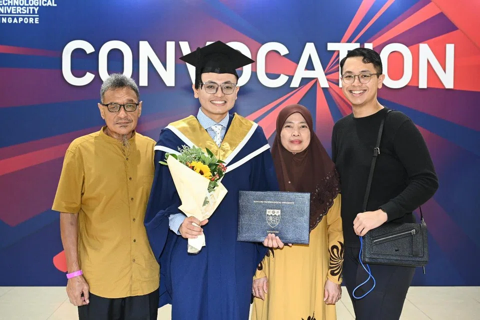 Encik Muhammad Aidil Norshaid (dua dari kiri) menamatkan pengajian ijazah Sarjana Muda dalam bidang Kejuruteraan Elektrik dan Elektronik daripada Universiti Teknologi Nanyang (NTU) yang diikutinya selama empat tahun dengan penajaan subsidi TTFS, dari 2020 hingga 2024. Gambar Encik Aidil bersama keluarga diambil ketika Majlis Pengijazahan 2024 di NTU.