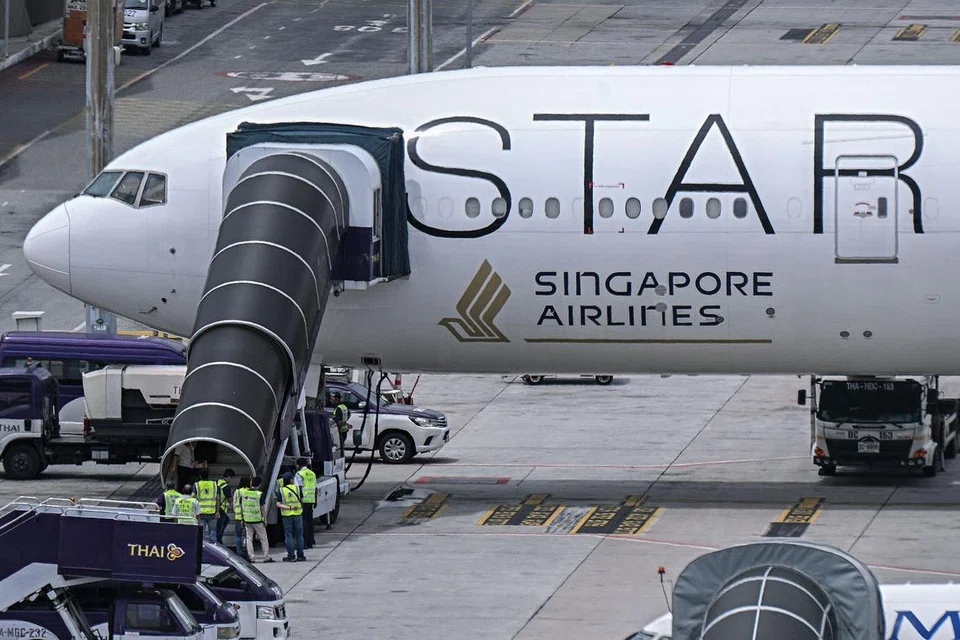 Pesawat Singapore Airlines (SIA), SQ321, mengalami gelora udara yang kuat pada 21 Mei di Lembangan Irrawaddy di Myanmar, kira-kira 10 jam setelah berlepas dari London.