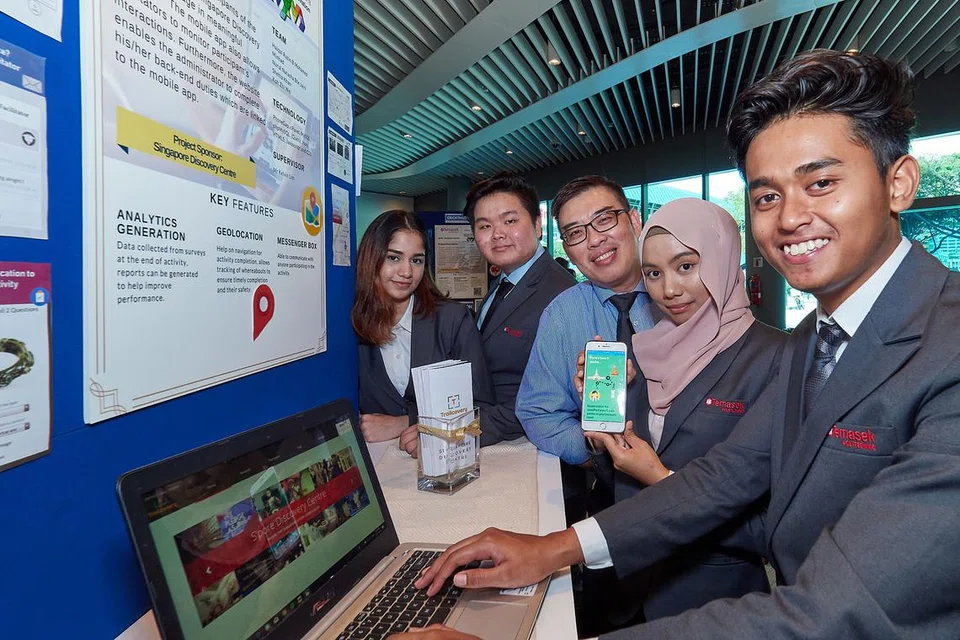 BELAJAR ERTI KERJASAMA: Aplikasi Trailcovery yang dibangunkan (dari kiri) Cik Khan, Encik Koh, Cik Nurul Natasha dan Encik Haiqal Razin dengan bantuan pensyarah kanan, Encik Kelvin Lim (tengah), menambah keseronokan kegiatan jejak warisan. - Foto POLITEKNIK TEMASEK