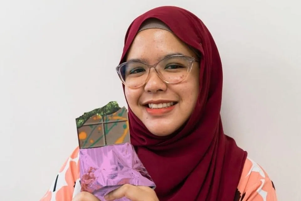 Cik Zahirah Mohamad Sazali kini lebih berhati-hati dan lebih berdisiplin dengan tidak memakan coklat secara berlebihan untuk mengelak daripada terkena refluks akibat gejala seperti sakit tekak yang berterusan dan batuk kronik. 