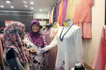 BERTAHAN SELAGI MAMPU: Cik Mardiah Kamarudin (kanan) berharap dapat bertahan hingga Tanjong Katong Complex dirobohkan. - Foto NORHAIZA HASHIM