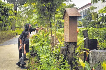 TEROKA KAWASAN 'TERSEMBUNYI' SINGAPURA: Sama ada dengan kereta, berbasikal, mahupun berjalan kaki. Singapura menawarkan pelbagai kawasan 'tersembunyi' dengan flora dan fauna yang cukup menarik. Malah, ini juga boleh dinikmati di taman-taman yang dibina sekitar estet perumahan. Jika ingin teroka jauh lagi, Jejak Warisan Kranji menawarkan 14 tempat bersejarah dan agrikultur menarik termasuk tapak pendaratan pertama tentera Jepun dan Tugu Peringatan Perang. - Foto BM oleh ALPHONSUS CHERN