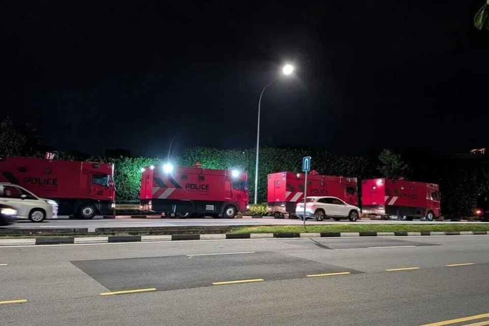 Kenderaan polis kelihatan di Upper Thomson Road pada malam 21 Februari.