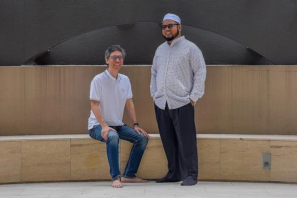 PERKUKUH HUBUNGAN MASYARAKAT: Pengerusi Kumpulan Keyakinan Antara Kaum dan Agama (IRCC) Punggol West, Encik Jonathan Tow (kiri), bekerja rapat dengan badan-badan agama di kawasan Punggol West, termasuk bersama Ketua Dakwah dan Pembangunan Masyarakat di Masjid Al-Islah, Ustaz Khairul Anwar Mohamed Aznan (kanan), untuk mengadakan kegiatan dan program silang kaum dan agama demi memperkukuh keharmonian dalam masyarakat. - Foto BM oleh SYAZA NISRINA